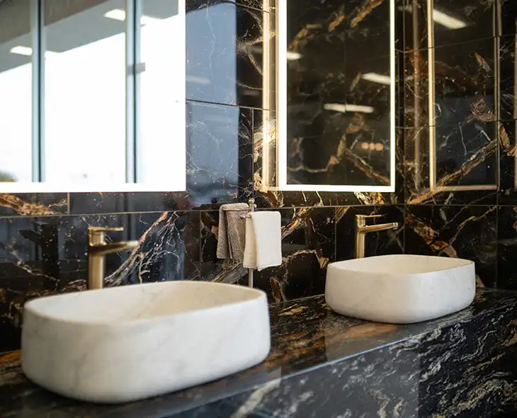 bathroom-dark-marble-modern-gold